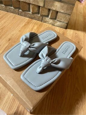 Journee Collection Women's Light Gray Knotted Toe-Post Sandals